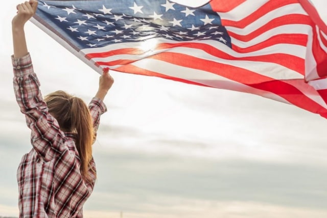 Cô gái cầm cờ Mỹ - ImmiPath