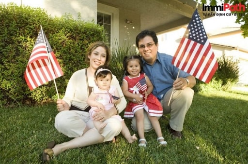 Để cả gia đình có một cuộc sống tốt hơn ở quê nhà cũng là lý do thúc đẩy nhiều người sang Mỹ định cư - ImmiPath