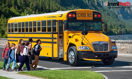 Xe school bus của Mỹ được nhiều phụ huynh lựa chọn trong quá trình đưa đón con em mình đến trường - ImmiPath