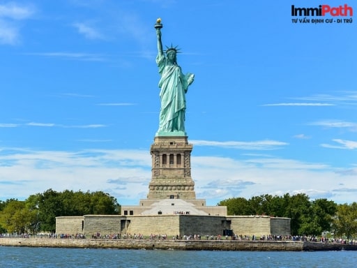 Tượng Nữ thần Tự do ở New York là một điểm đến không thể bỏ qua khi bạn có visa du lịch Mỹ - ImmiPath