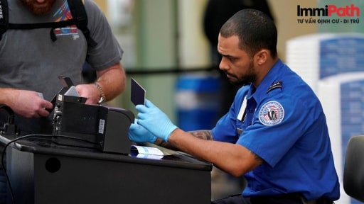 Sau khi hạ cánh đến sân bay Mỹ, bạn sẽ được nhân viên an ninh kiểm soát hộ chiếu  - ImmiPath
