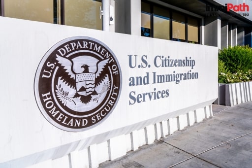 Sở Di trú và Nhập tịch Mỹ (USCIS) sẽ xử lý đơn xin định cư Mỹ diện EB1 - Immipath