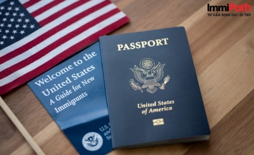 Bạn sẽ nhận được cuốn hộ chiếu Mỹ sau khi tuyên thệ nhập tịch - ImmiPath