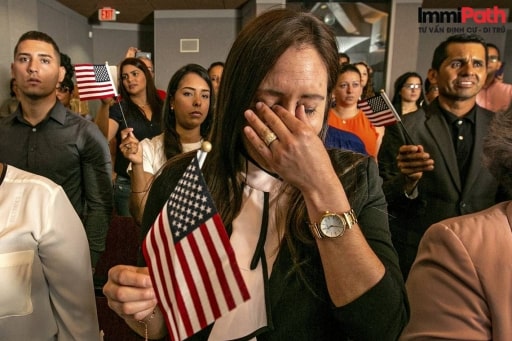 Nhiều người không kìm nén xúc động khi nhập quốc tịch Mỹ - ImmiPath